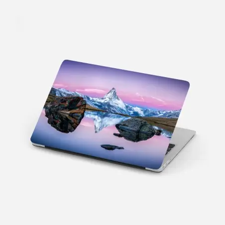 Pegatina para portátil reflejo del Matterhorn en lago alpino al amanecer – Pixers®