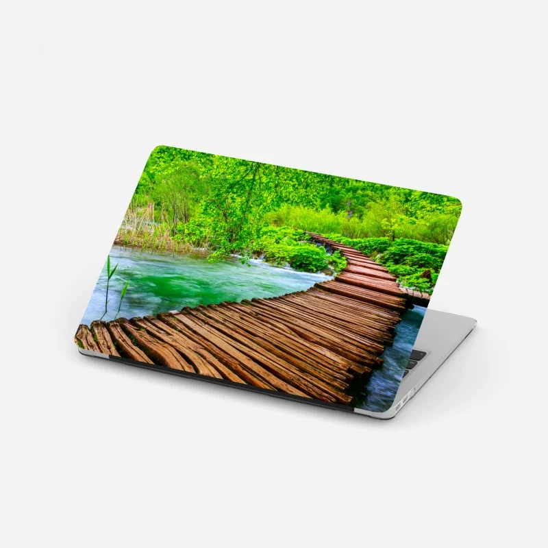 Pegatina para portátil sendero de madera sobre río esmeralda