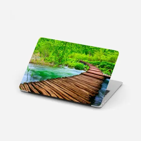 Pegatina para portátil sendero de madera sobre río esmeralda – Pixers®