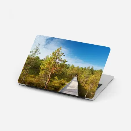 Pegatina para portátil sendero de madera entre pinos – Pixers®