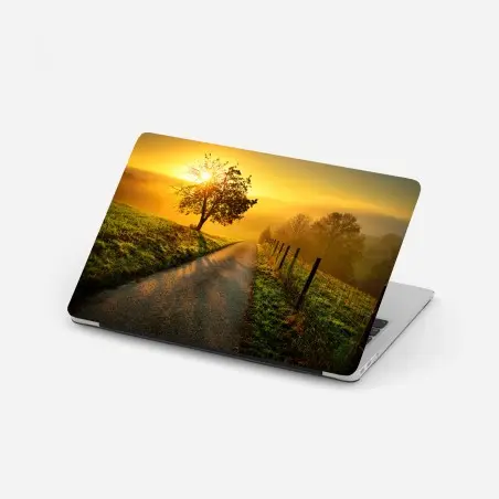 Pegatina para portátil amanecer dorado en la colina – Pixers®