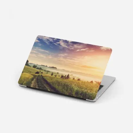 Pegatina para portátil amanecer brumoso en la pradera dorada – Pixers®