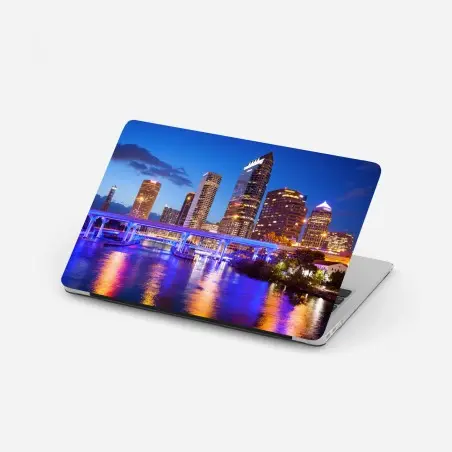 Pegatina para portátil horizonte nocturno de Tampa con reflejos en el río – Pixers®