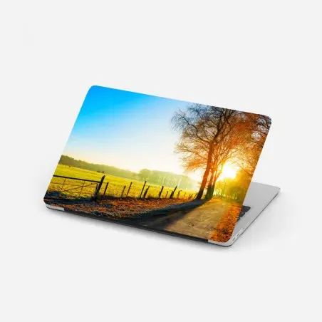 Pegatina para portátil camino rural al amanecer con luz dorada – Pixers®