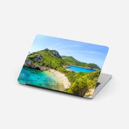 Pegatina para portátil bahía escondida de aguas turquesas y acantilados verdes – Pixers®