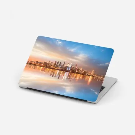 Pegatina para portátil horizonte urbano reflejado al atardecer – Pixers®