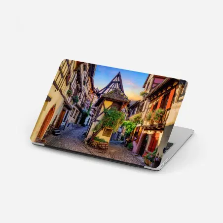 Pegatina para portátil calles pintorescas de Eguisheim en Alsacia – Pixers®