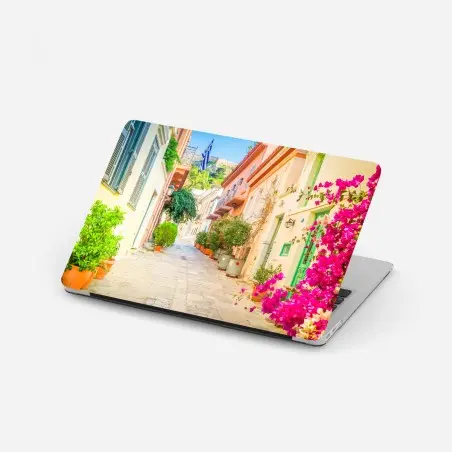 Pegatina para portátil calle pintoresca de Plaka, Atenas – Pixers®