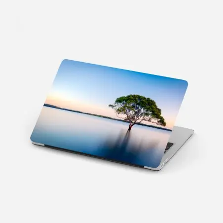 Pegatina para portátil árbol solitario sobre agua en tonos pastel – Pixers®