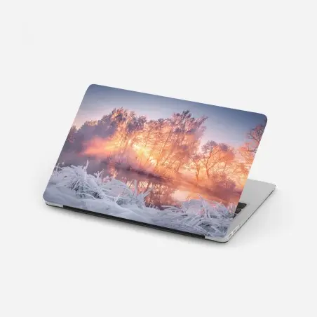 Pegatina para portátil amanecer invernal entre árboles helados – Pixers®