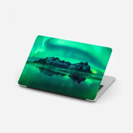 Pegatina para portátil aurora sobre Vestrahorn en la playa negra de Islandia – Pixers®