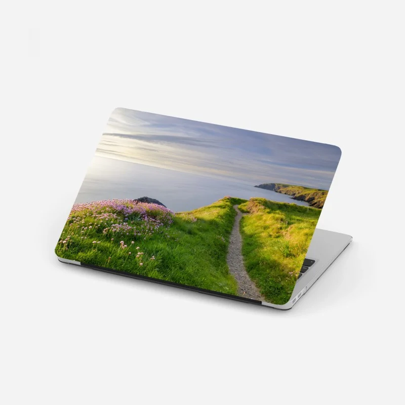 Pegatina para portátil sendero costero en Ceibwr Bay al atardecer
