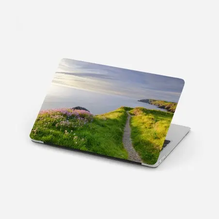 Pegatina para portátil sendero costero en Ceibwr Bay al atardecer – Pixers®