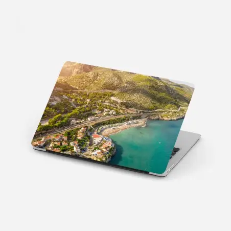 Pegatina para portátil panorámica aérea de pueblo costero y aguas turquesa – Pixers®