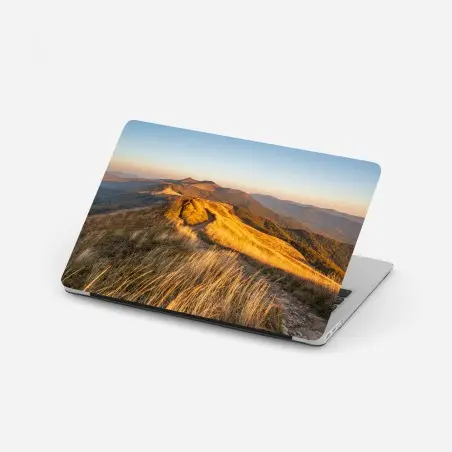 Pegatina para portátil luz dorada en la cresta montañosa – Pixers®