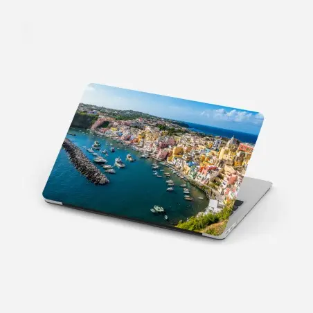 Pegatina para portátil panorámica de pueblo costero y puerto colorido – Pixers®