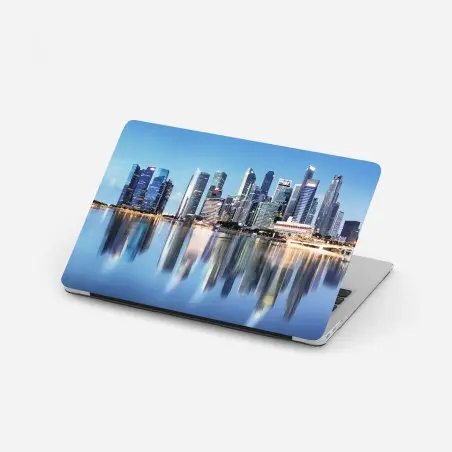 Pegatina para portátil panorámica del horizonte urbano reflejado en el agua – Pixers®