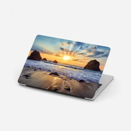Pegatina para portátil atardecer dorado en la costa rocosa – Pixers®