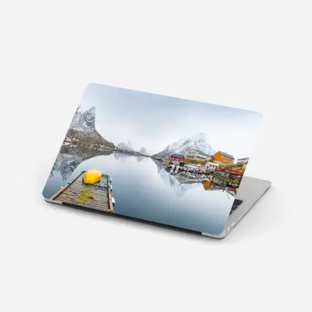 Pegatina para portátil paisaje nórdico con muelle y cabañas reflejadas – Pixers®