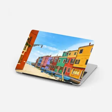 Pegatina para portátil escena vibrante del canal de Burano – Pixers®