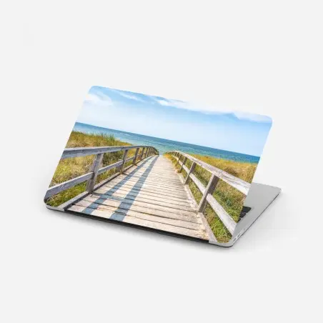 Pegatina para portátil pasarela de madera hacia el mar entre dunas – Pixers®