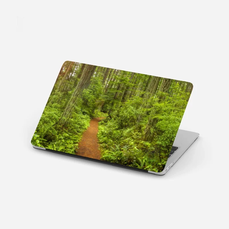 Pegatina para portátil sendero boscoso entre árboles verdes