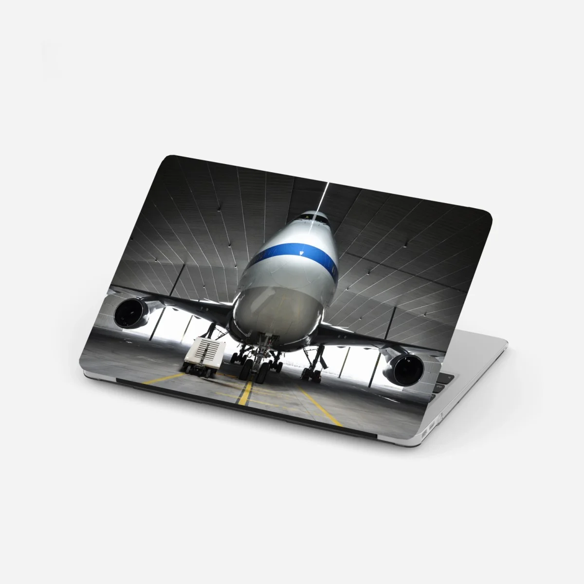 Pegatina para portátil vista frontal e imponente de avión en hangar – Pixers® Pegatina para portátil vista frontal e imponente de avión en hangar – Pixers®