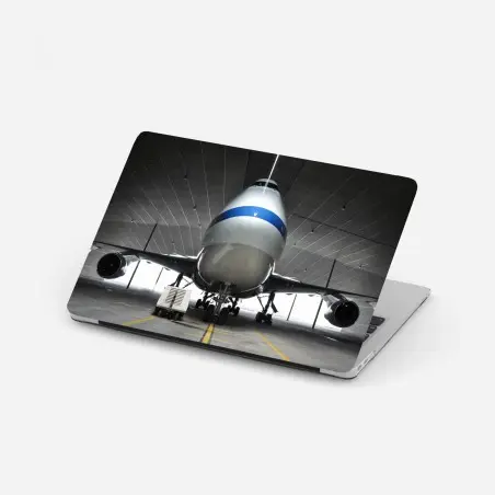 Pegatina para portátil vista frontal e imponente de avión en hangar – Pixers®