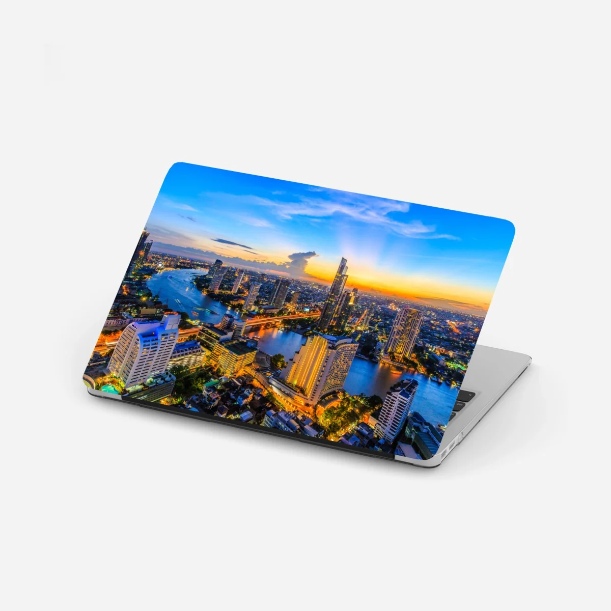 Pegatina para portátil atardecer urbano sobre el río iluminado – Pixers® Pegatina para portátil atardecer urbano sobre el río iluminado – Pixers®
