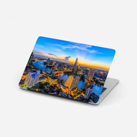 Pegatina para portátil atardecer urbano sobre el río iluminado – Pixers®