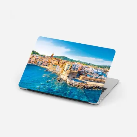 Pegatina para portátil panorámica de pueblo costero y puerto con aguas cristalinas – Pixers®