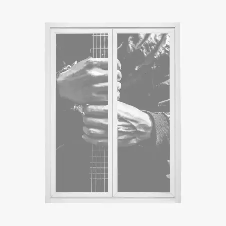Pegatina para ventana manos sobre la guitarra, contraste en blanco y negro – Pixers®