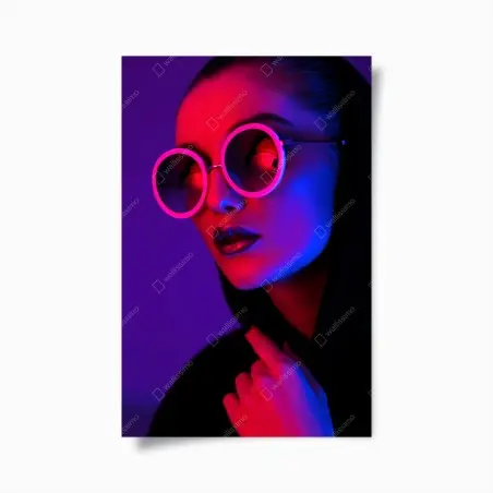 Póster retrato neón futurista con gafas redondas – Pixers®