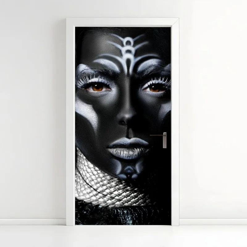 Pegatina para puerta rostro tribal en alto contraste