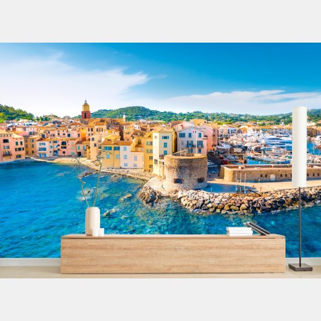 Fotomural panorámica de pueblo costero y puerto con aguas cristalinas – Pixers®
