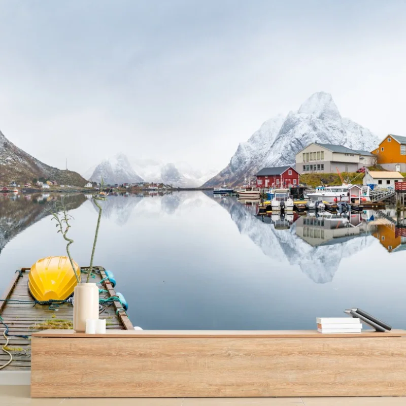 Fotomural paisaje nórdico con muelle y cabañas reflejadas