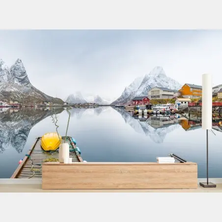 Fotomural paisaje nórdico con muelle y cabañas reflejadas – Pixers®