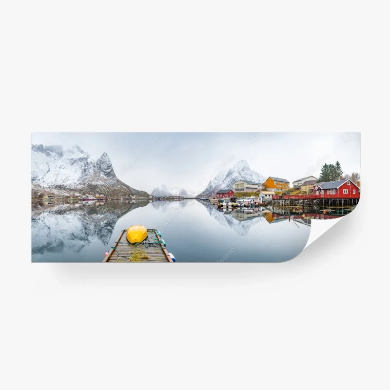 Fotomural paisaje nórdico con muelle y cabañas reflejadas
