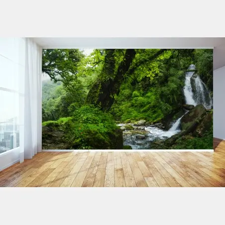 Fotomural cascada en bosque esmeralda – Pixers®