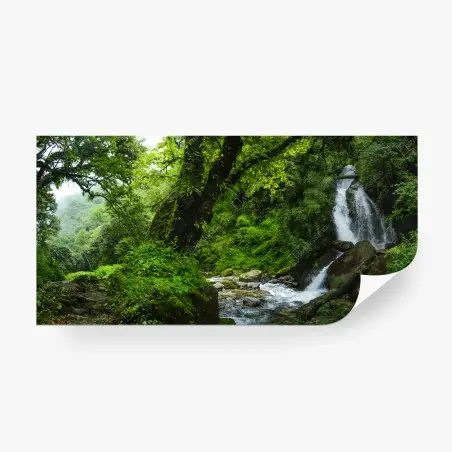Fotomural cascada en bosque esmeralda – Pixers®