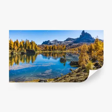 Fotomural reflejos dorados en lago alpino – Pixers®