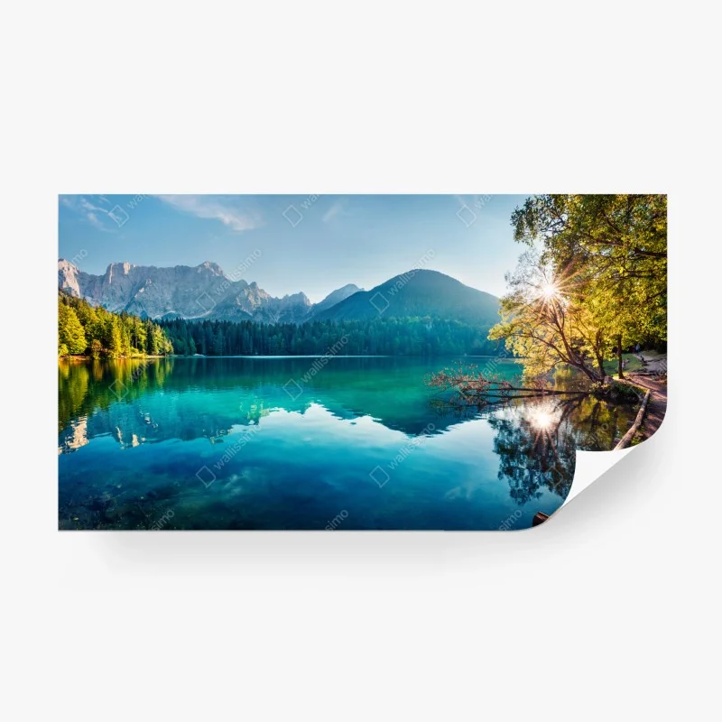 Fotomural vistas serenas del lago de Fusine en Alpes Julianos