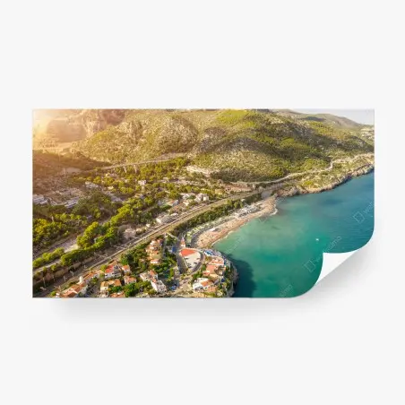 Fotomural panorámica aérea de pueblo costero y aguas turquesa – Pixers®
