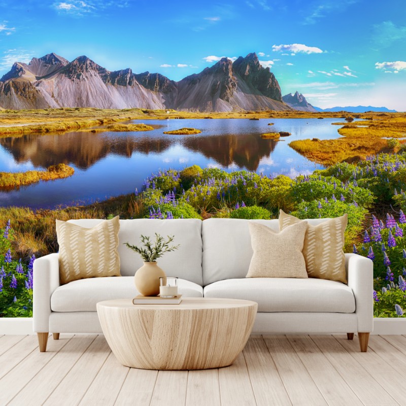 Fotomural lupinos junto a Vestrahorn en Stokksnes