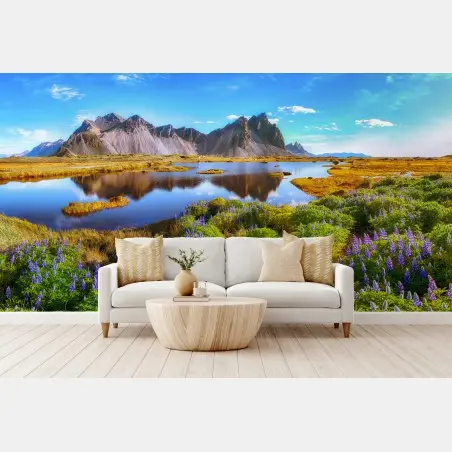 Fotomural lupinos junto a Vestrahorn en Stokksnes – Pixers®