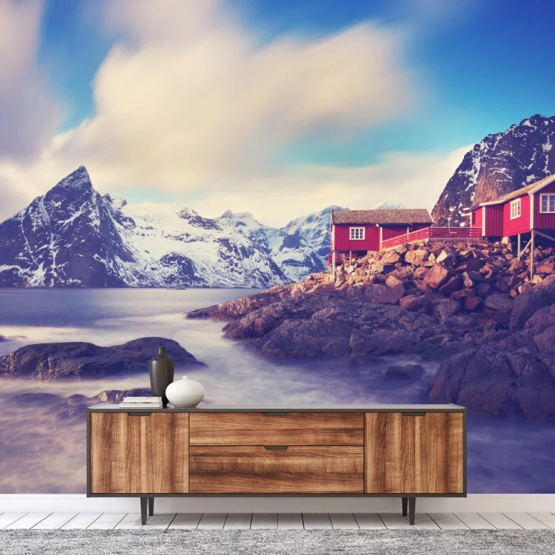 Fotomural cabañas rojas junto al fiordo bajo montañas nevadas