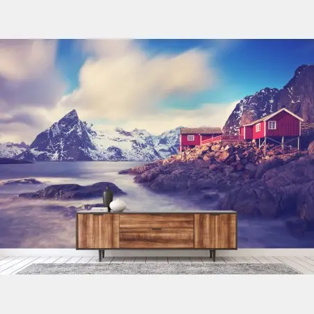 Fotomural cabañas rojas junto al fiordo bajo montañas nevadas – Pixers®