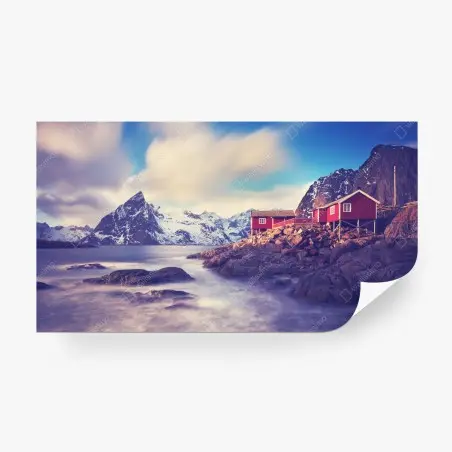 Fotomural cabañas rojas junto al fiordo bajo montañas nevadas – Pixers®