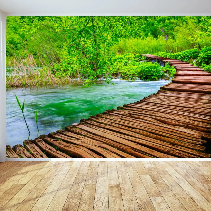 Fotomural sendero de madera sobre río esmeralda