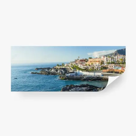 Fotomural pueblo costero sobre acantilado con mar azul – Pixers®